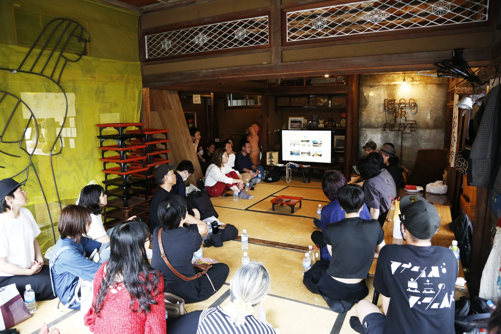 和室での集会、座談会の様子