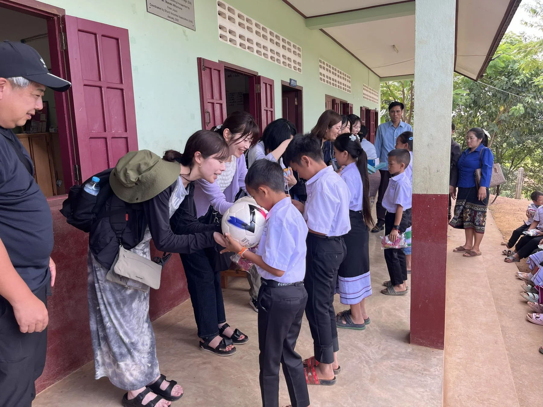 ラオス 小学校での交流風景