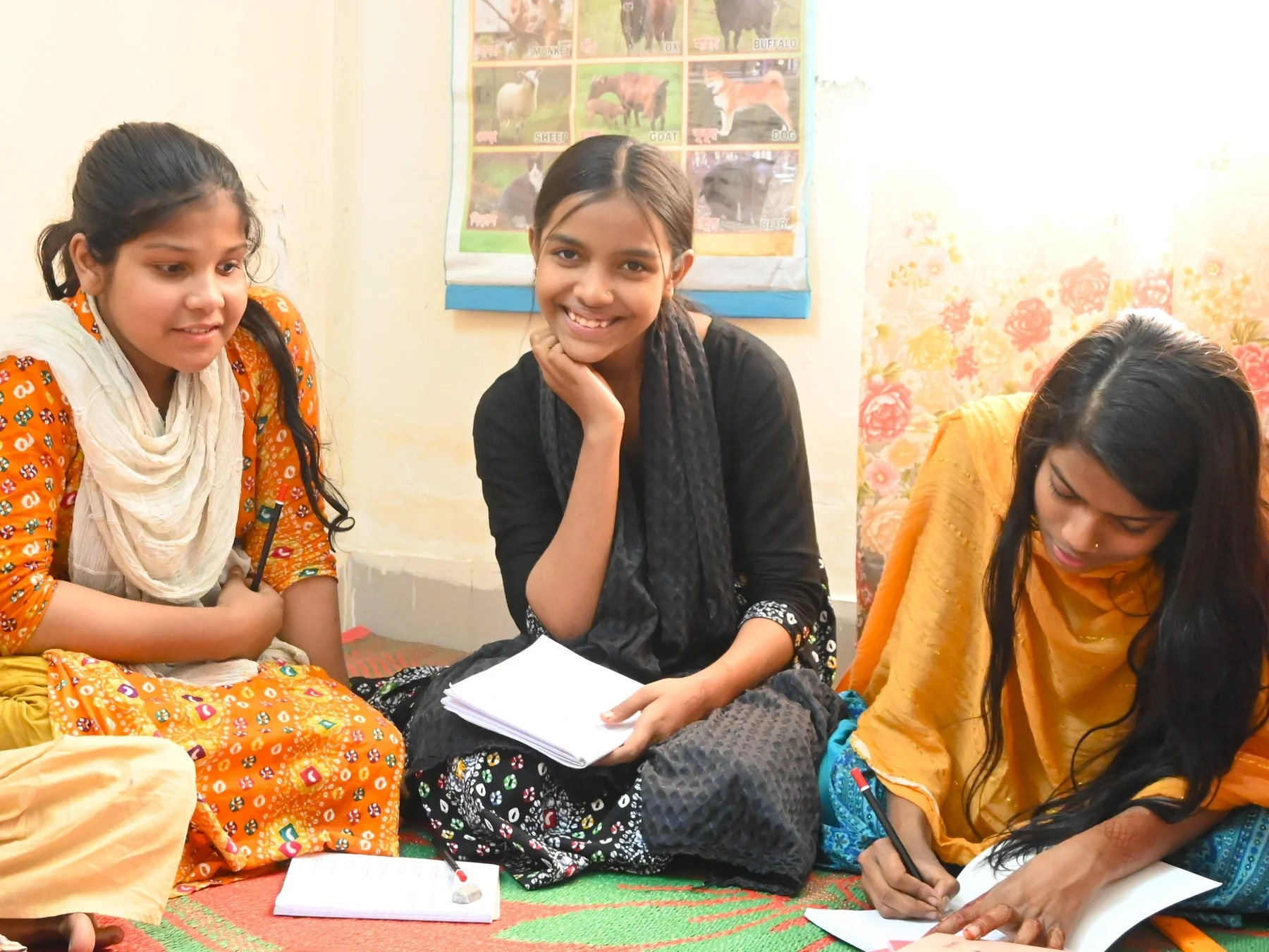 学習する少女たち