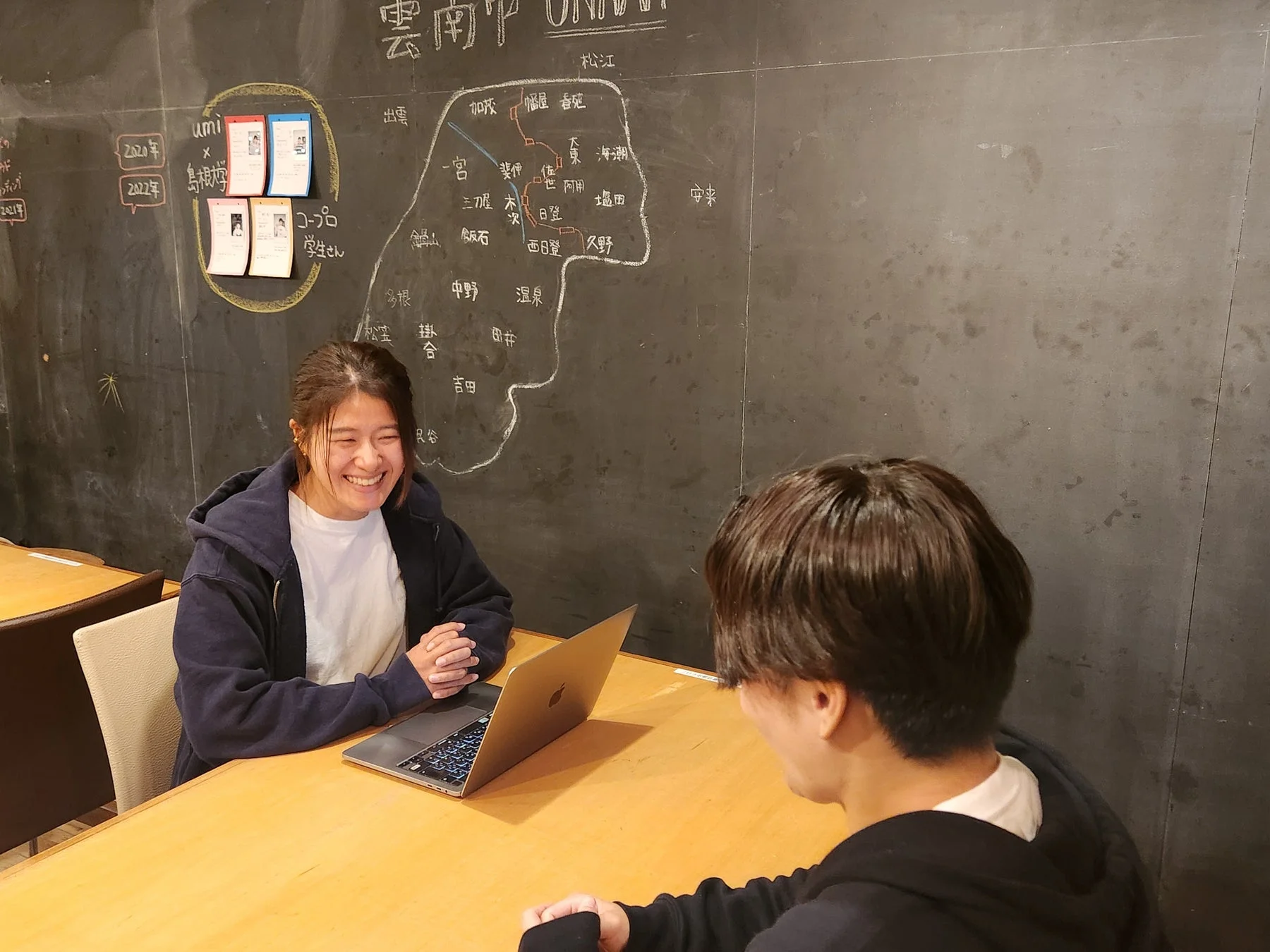 笑顔で会話する若者