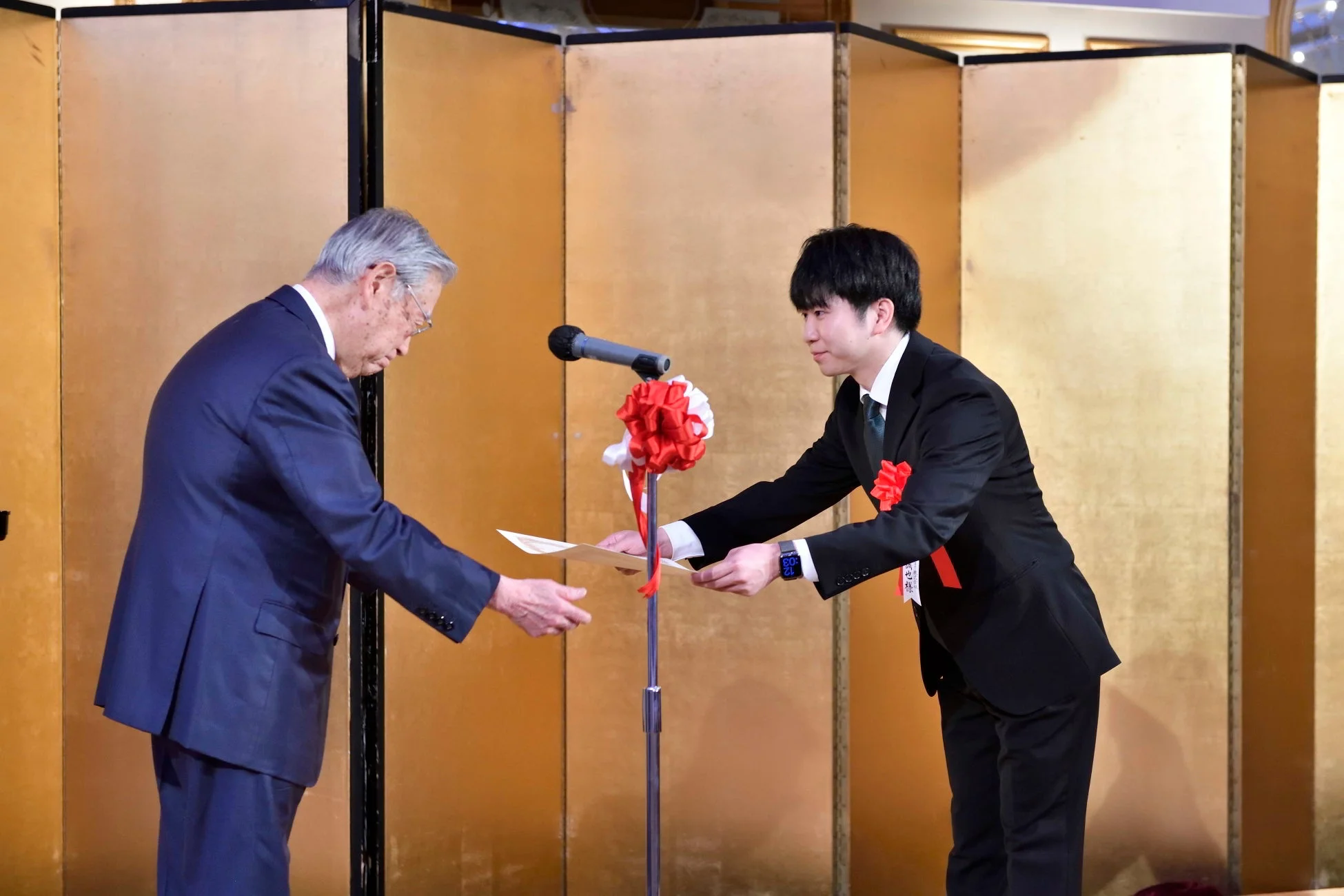 七十七ニュービジネス助成金 授与の様子