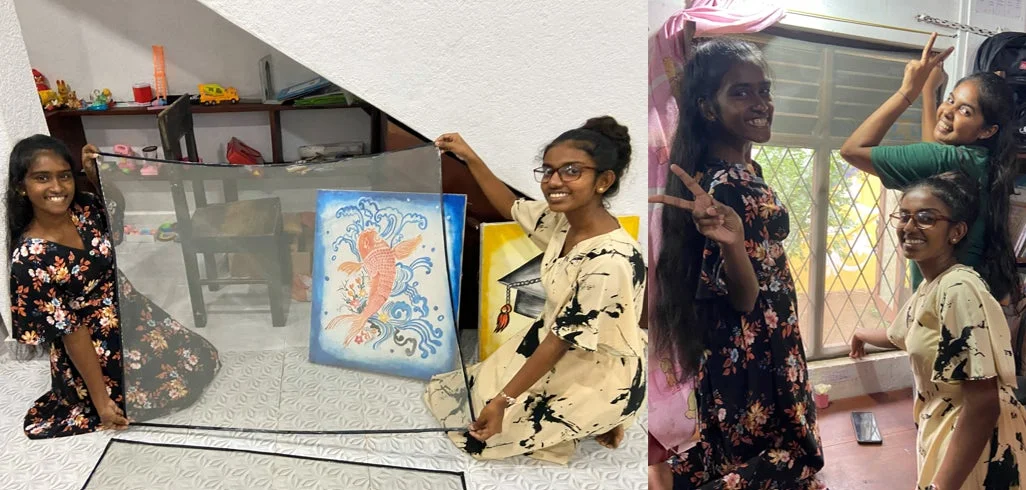 笑顔で網戸を持つ人々