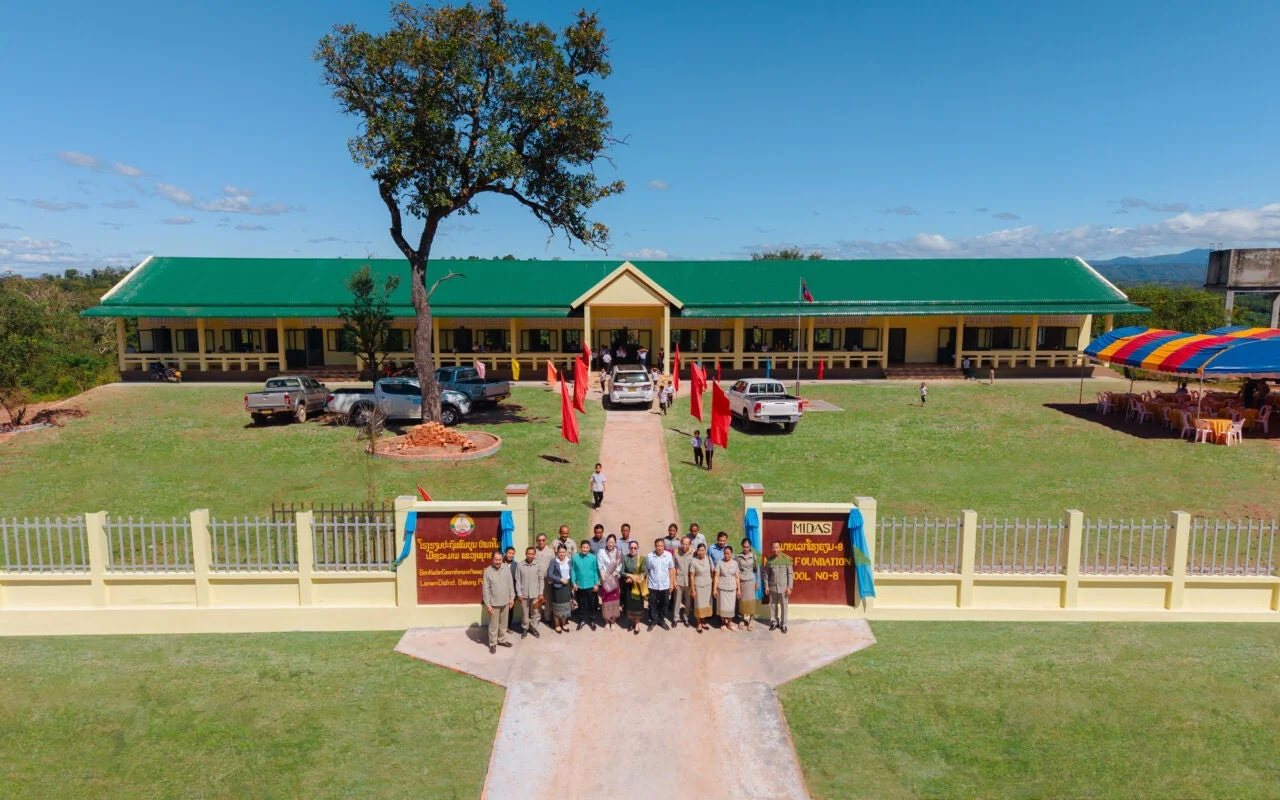 竣工式の様子、新しい校舎と集まった人々