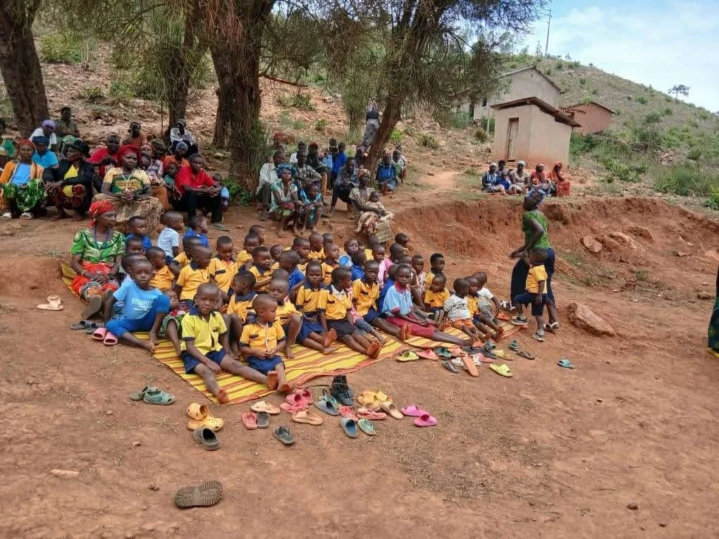 屋外学習の子供たち