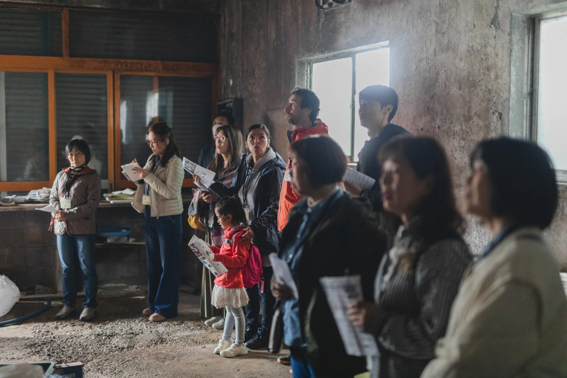 物件を見学する人々