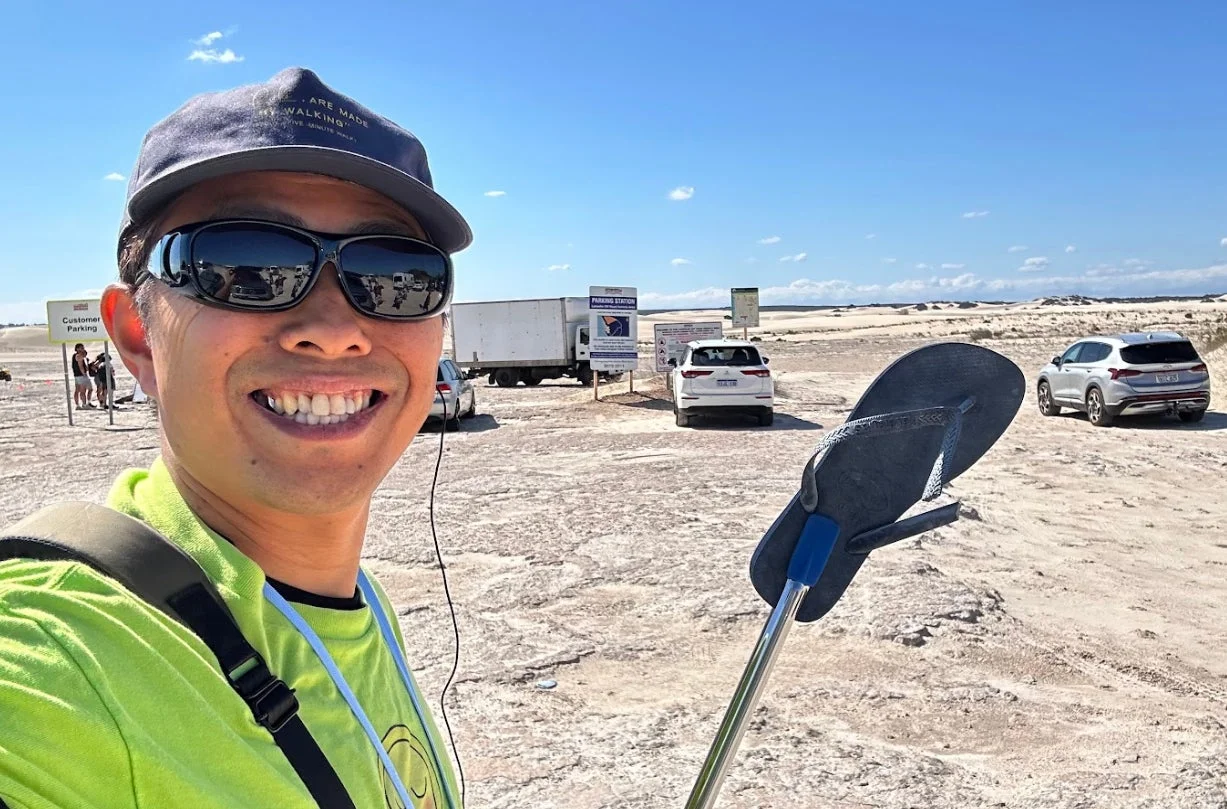 砂漠で自撮りをする吉川氏