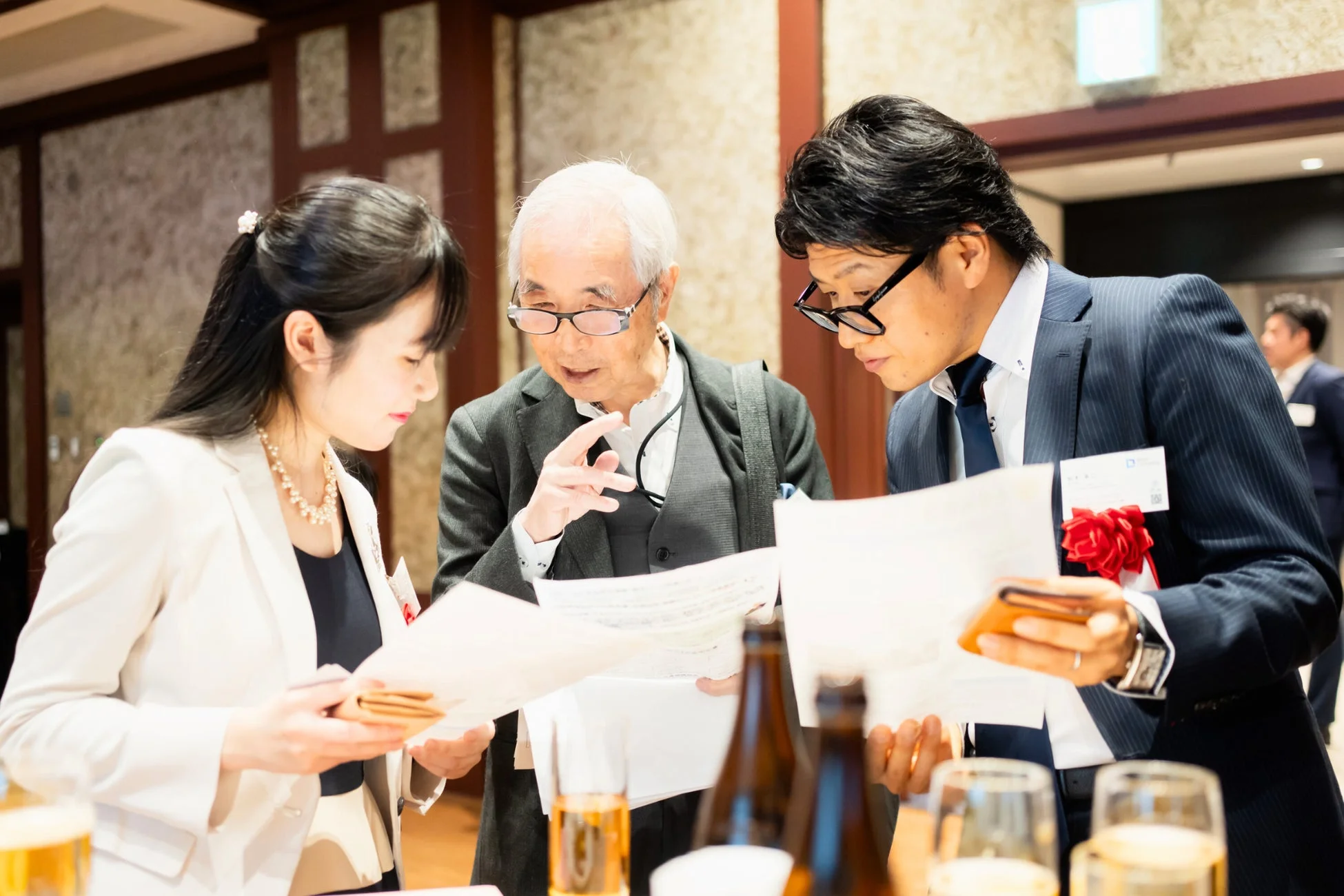イベントで会話する人々