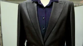 スーツジャケットとシャツ