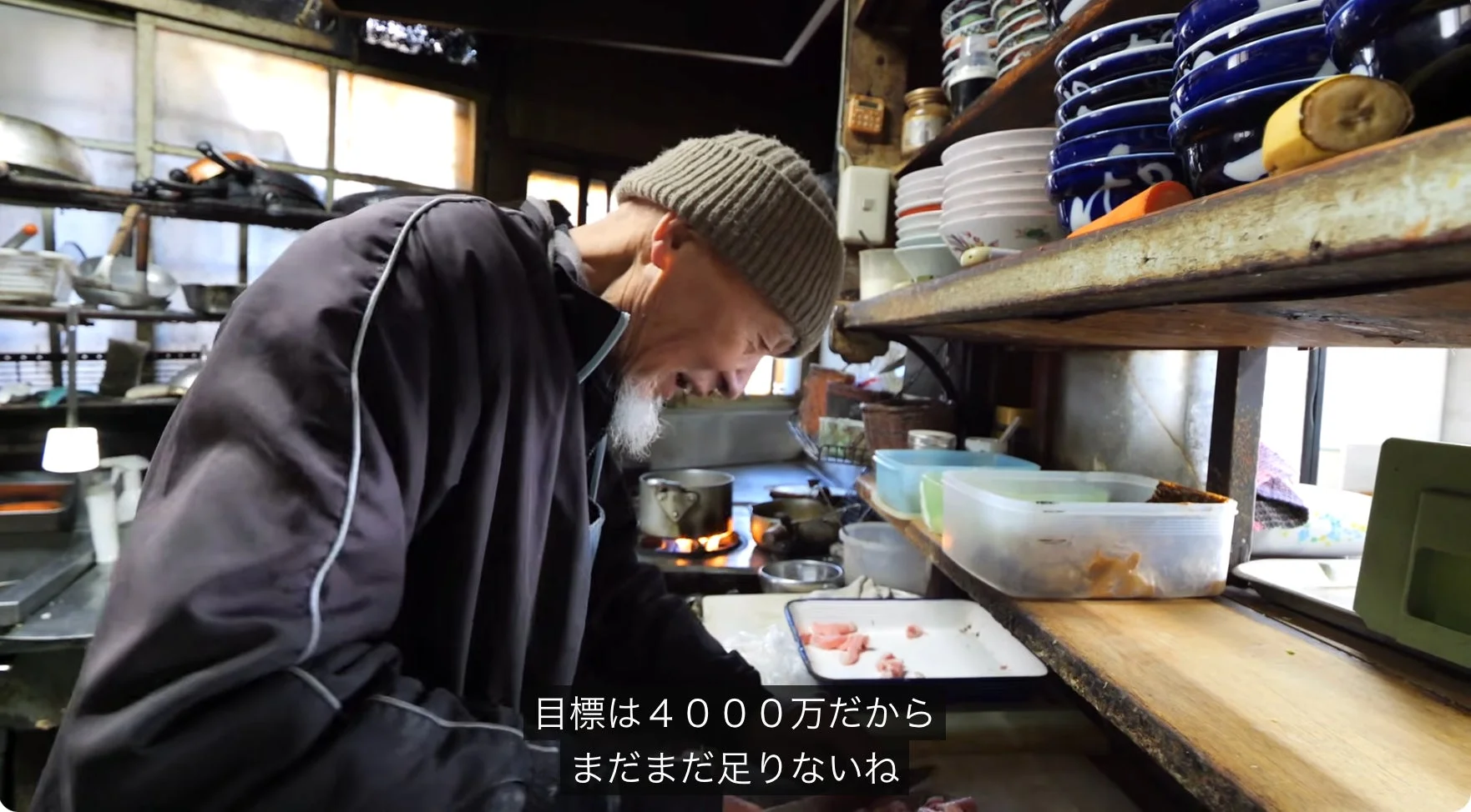 厨房で料理をする3代目店主