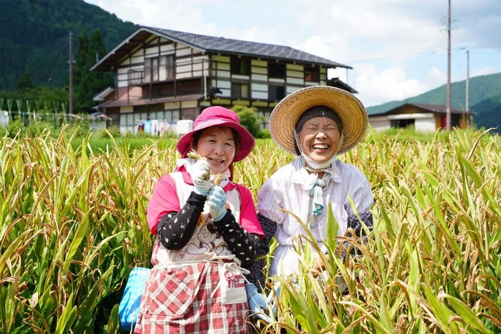 畑で笑顔の女性2人