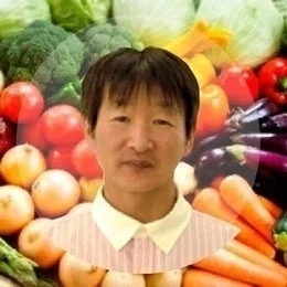 様々な新鮮な野菜を背景に、男性が正面を向いているポートレート画像