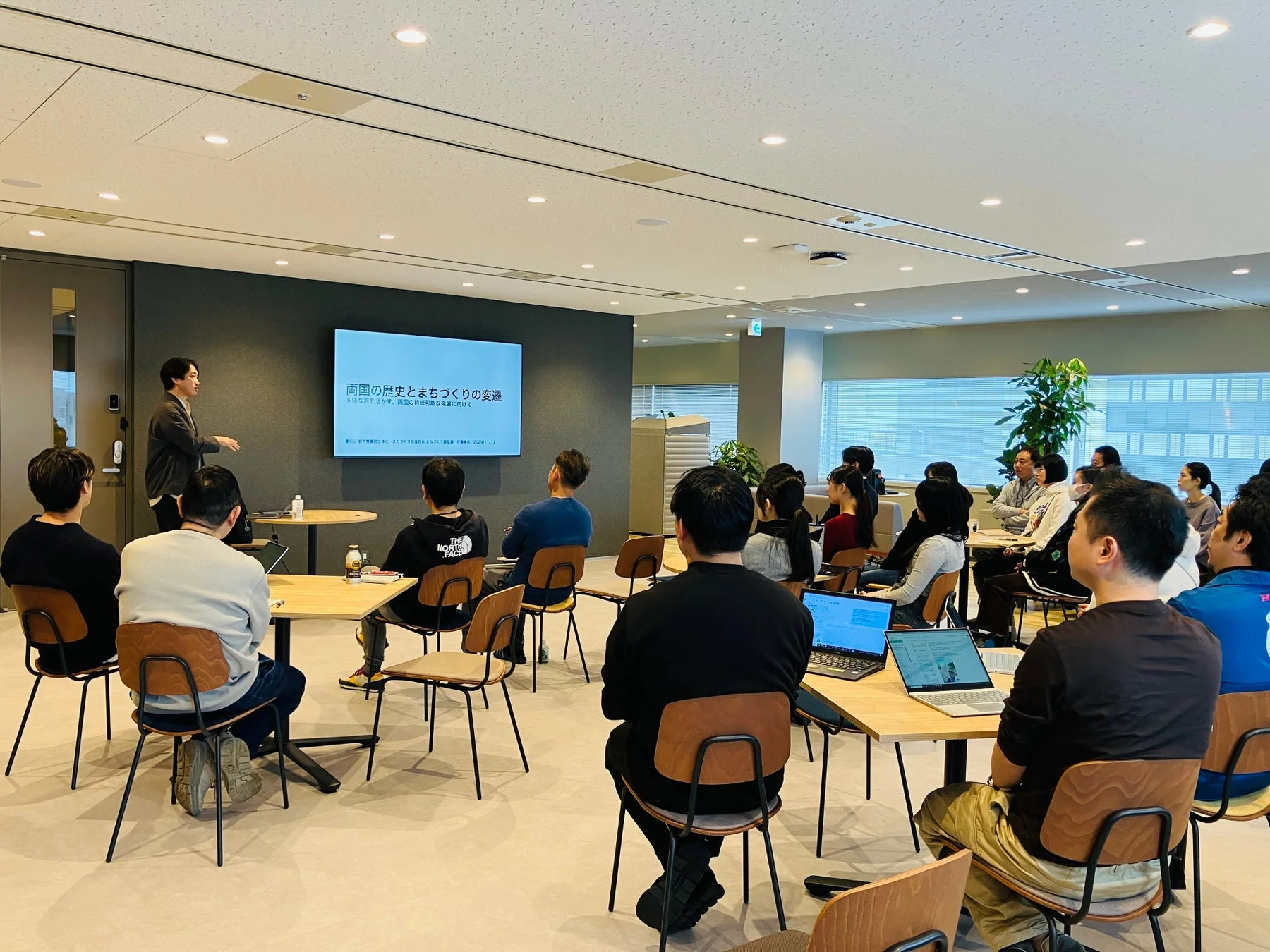 両国の歴史とまちづくりの変遷を学ぶ研修の様子