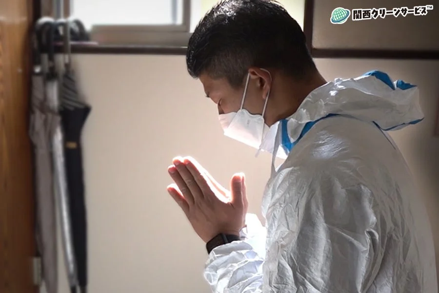 男性,マスク,防護服,合掌,祈り,清掃業,感染対策,作業員,室内