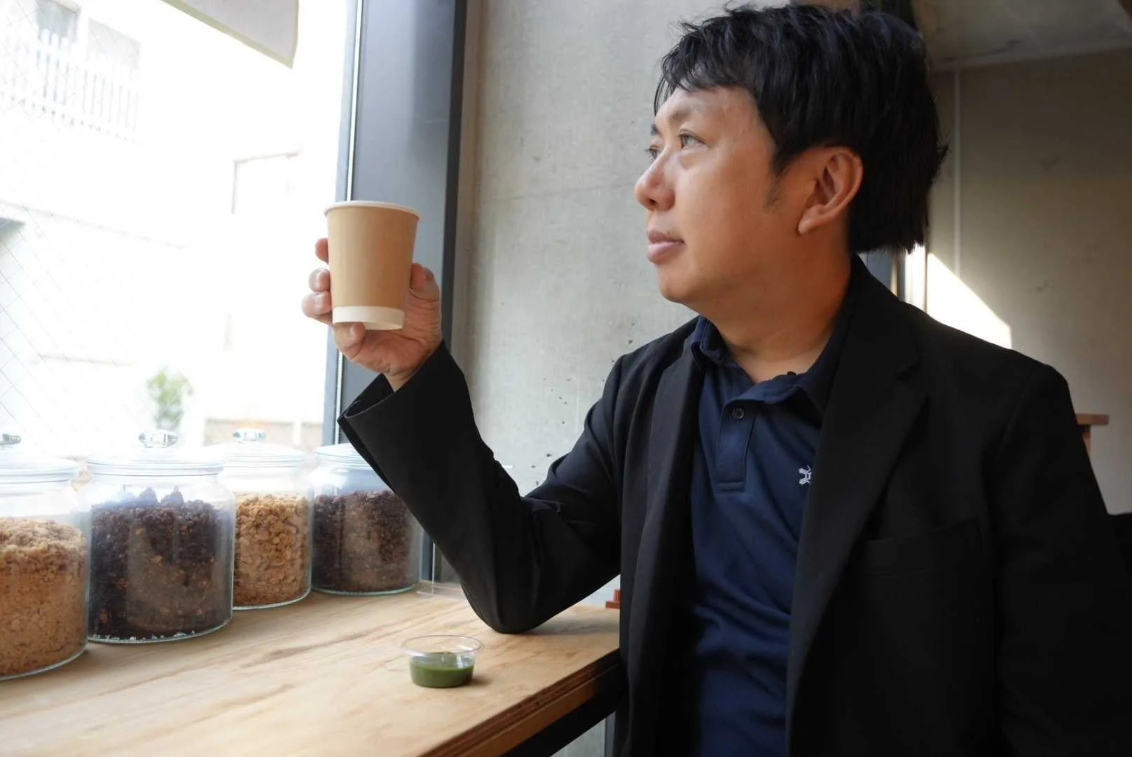 リラックスした雰囲気でドリンクを飲む様子