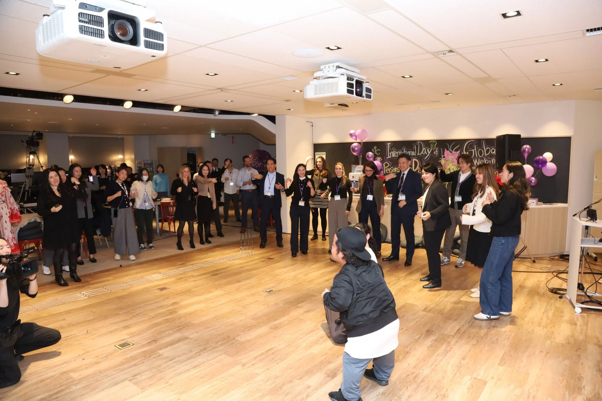 ワークショップに参加する人々