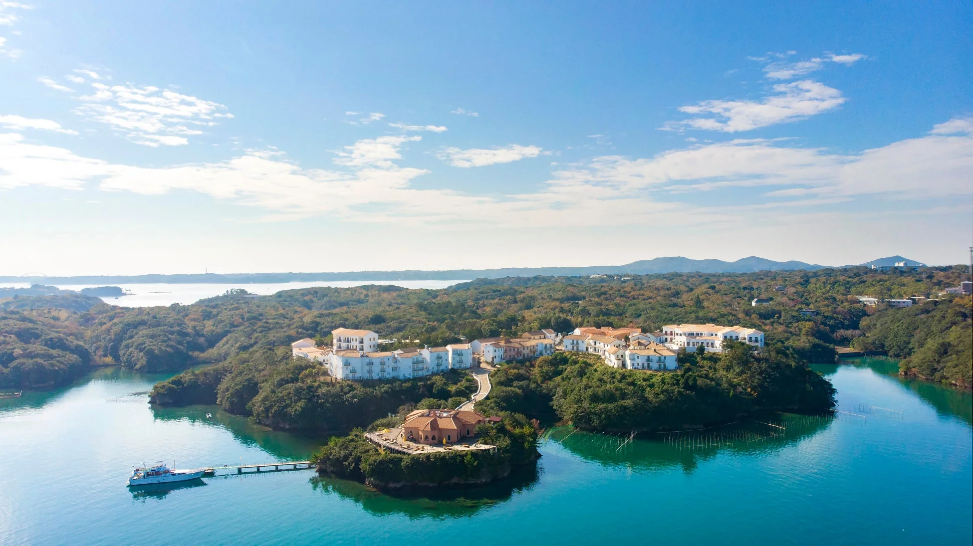 青い海と豊かな緑に囲まれたリゾート地の空撮