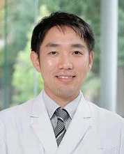 白衣を着て微笑む医師のポートレート