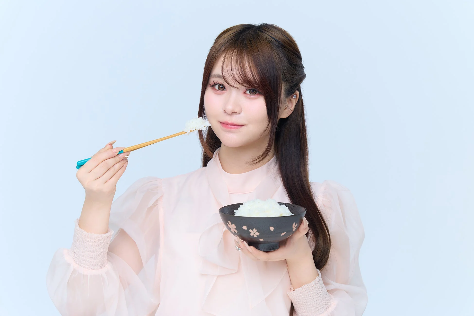 ご飯を食べるさくらさん