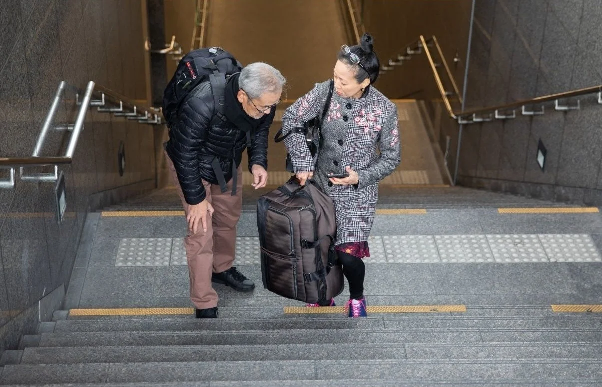 階段を上る高齢者