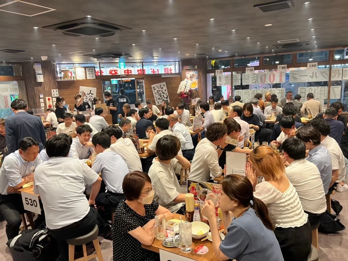 居酒屋で楽しむ人々