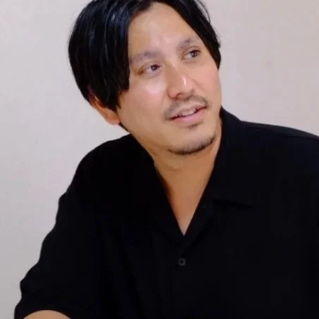 黒髪で髭と口ひげのある男性