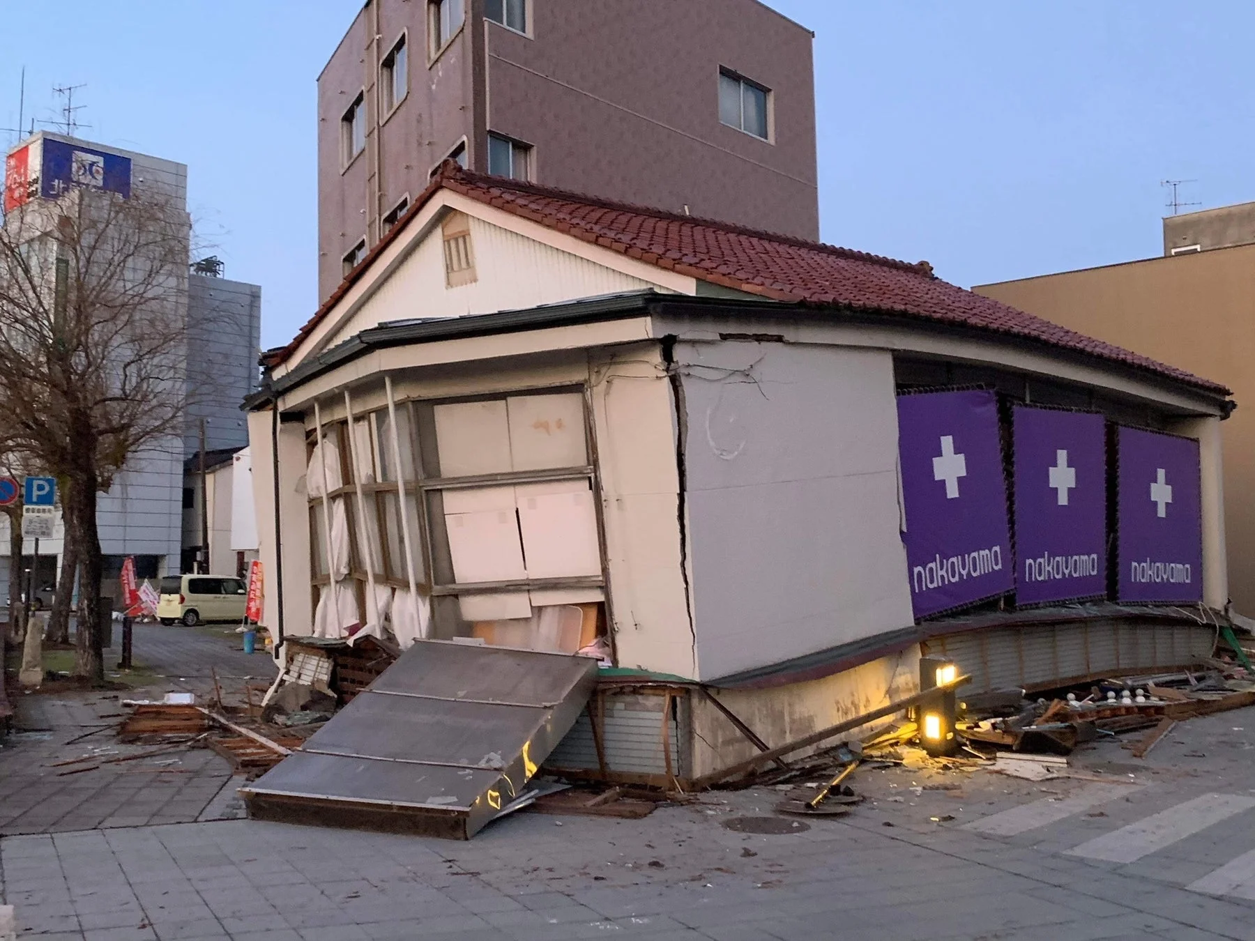 地震で大きく傾き、一部が倒壊した建物
