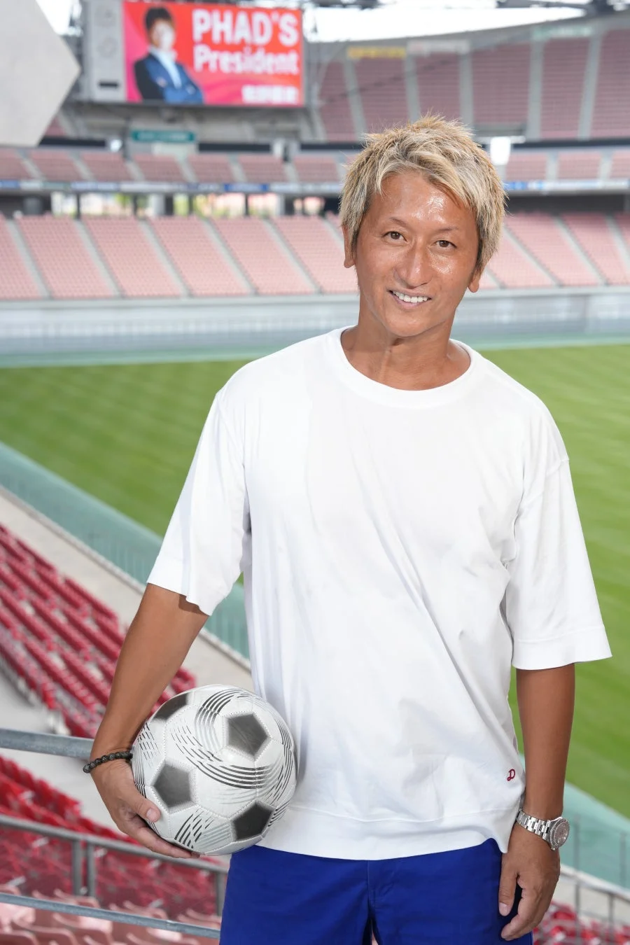 サッカーボールを持つ男性