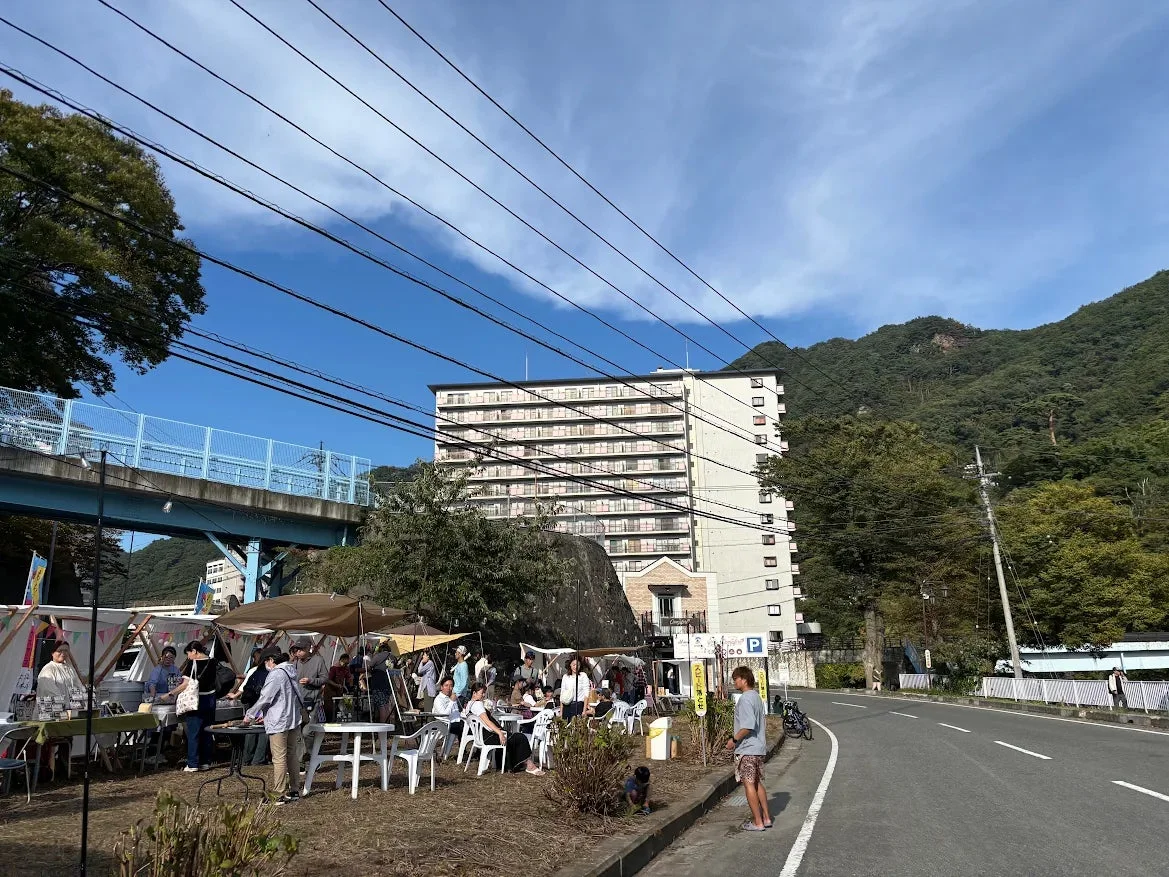 晴れた日に屋外で開催されている賑やかなイベント