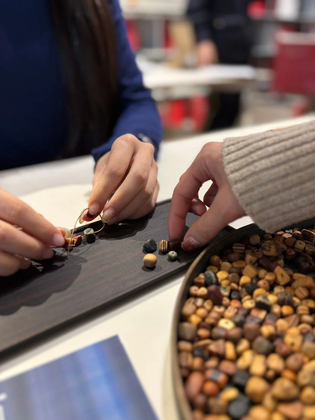 ウッドビーズアクセサリーを作るワークショップ風景