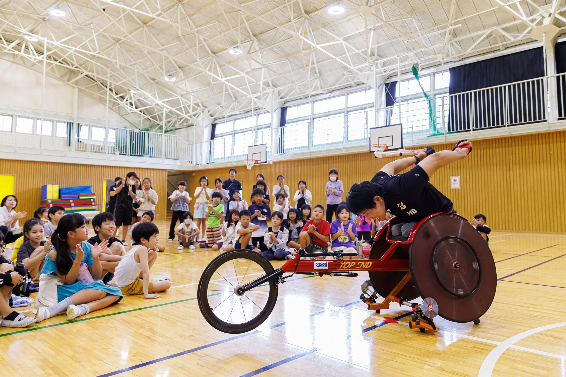 車いすレーサーのデモンストレーション