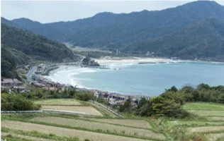 海と山に囲まれた阿武町の海岸風景