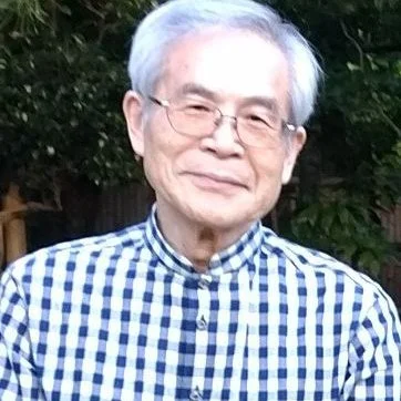 笑顔で眼鏡をかけた白髪の男性