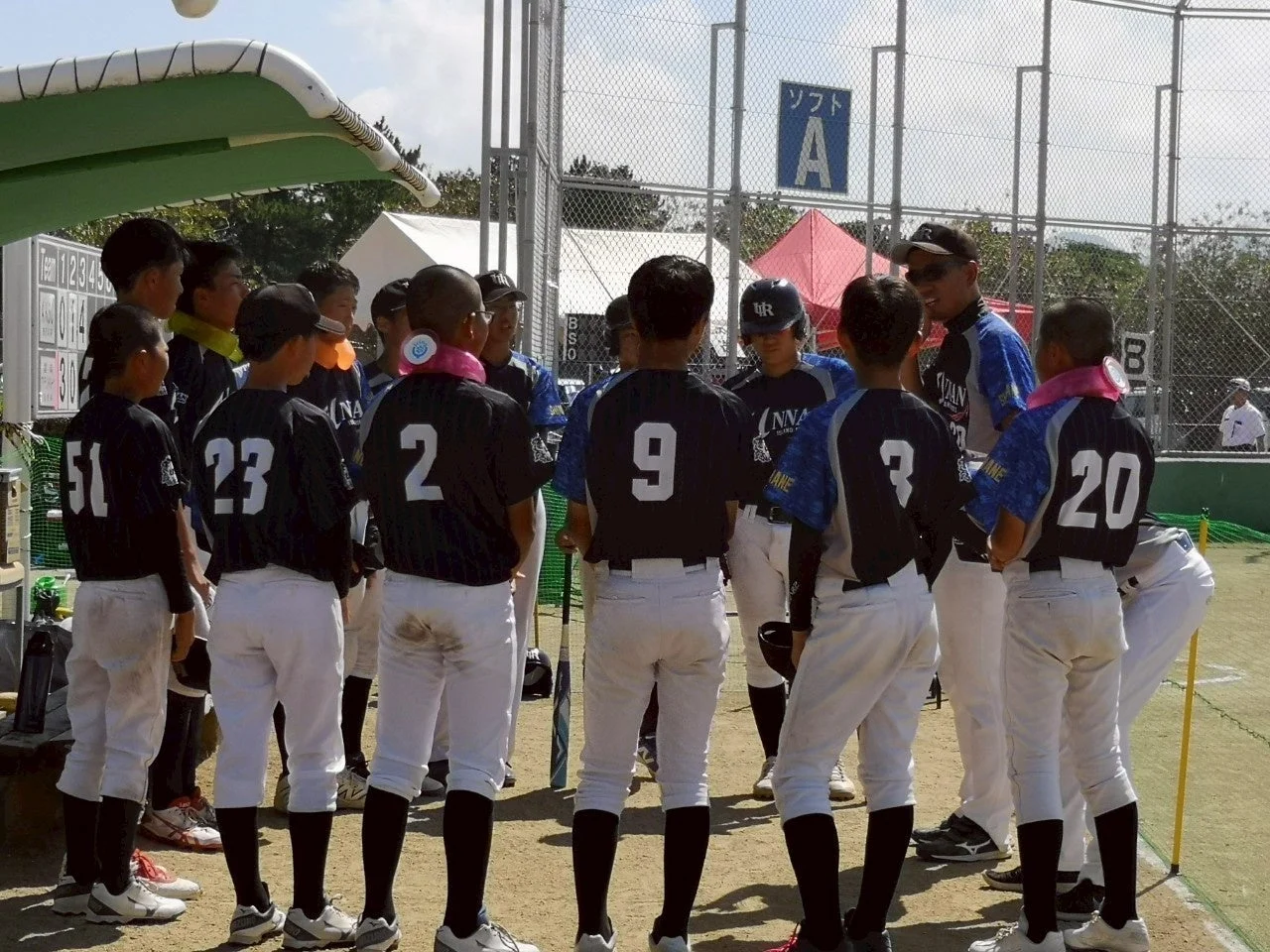 コーチと選手たちのミーティング