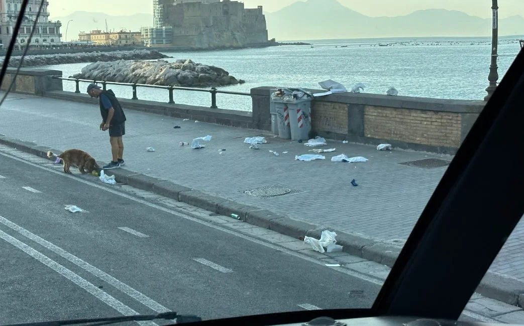 海岸に散乱するゴミと男性
