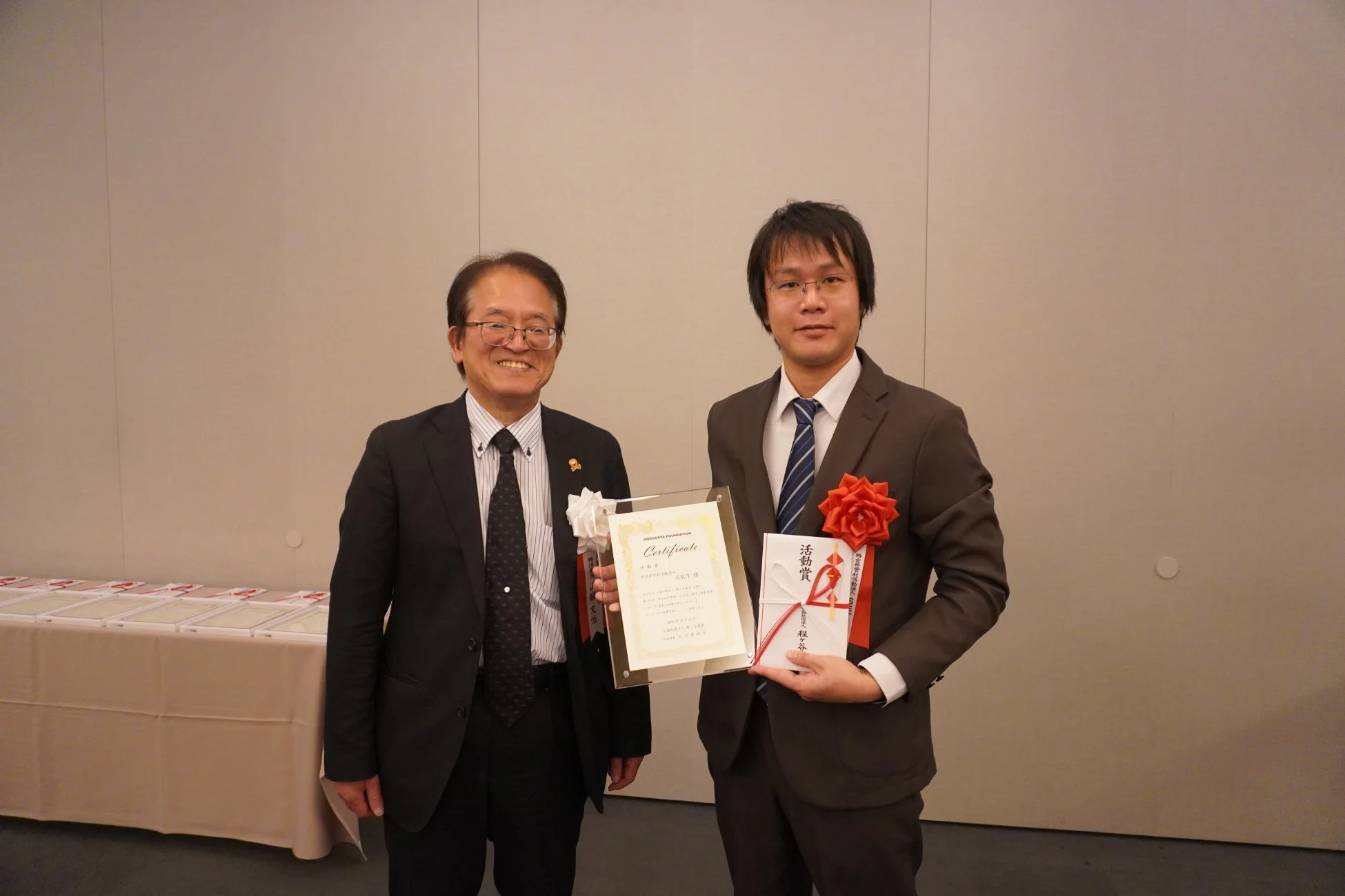 授賞式で賞状を持つ三井理事長