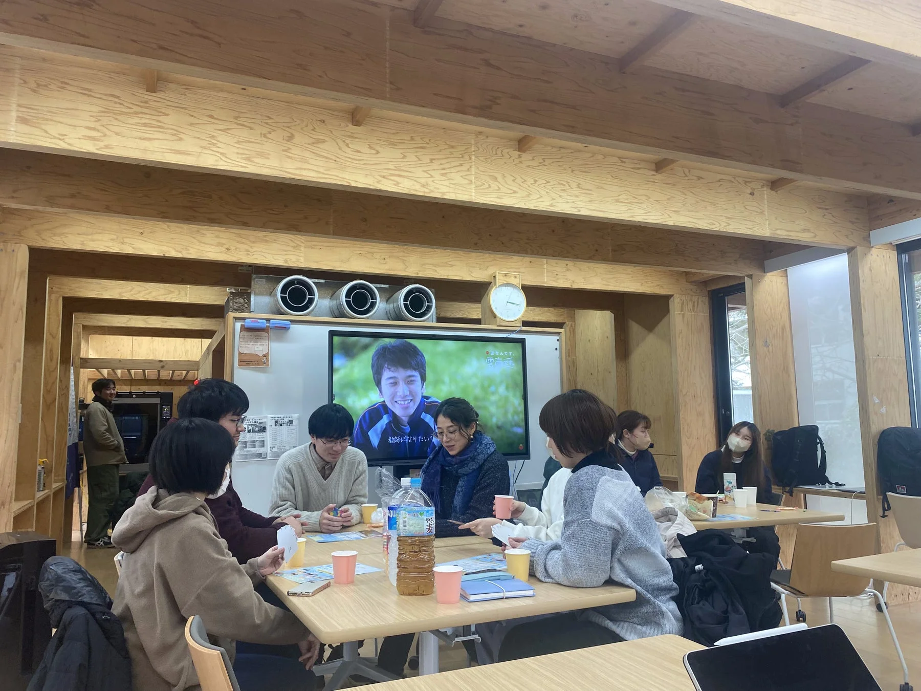 若者たちが集まる様子