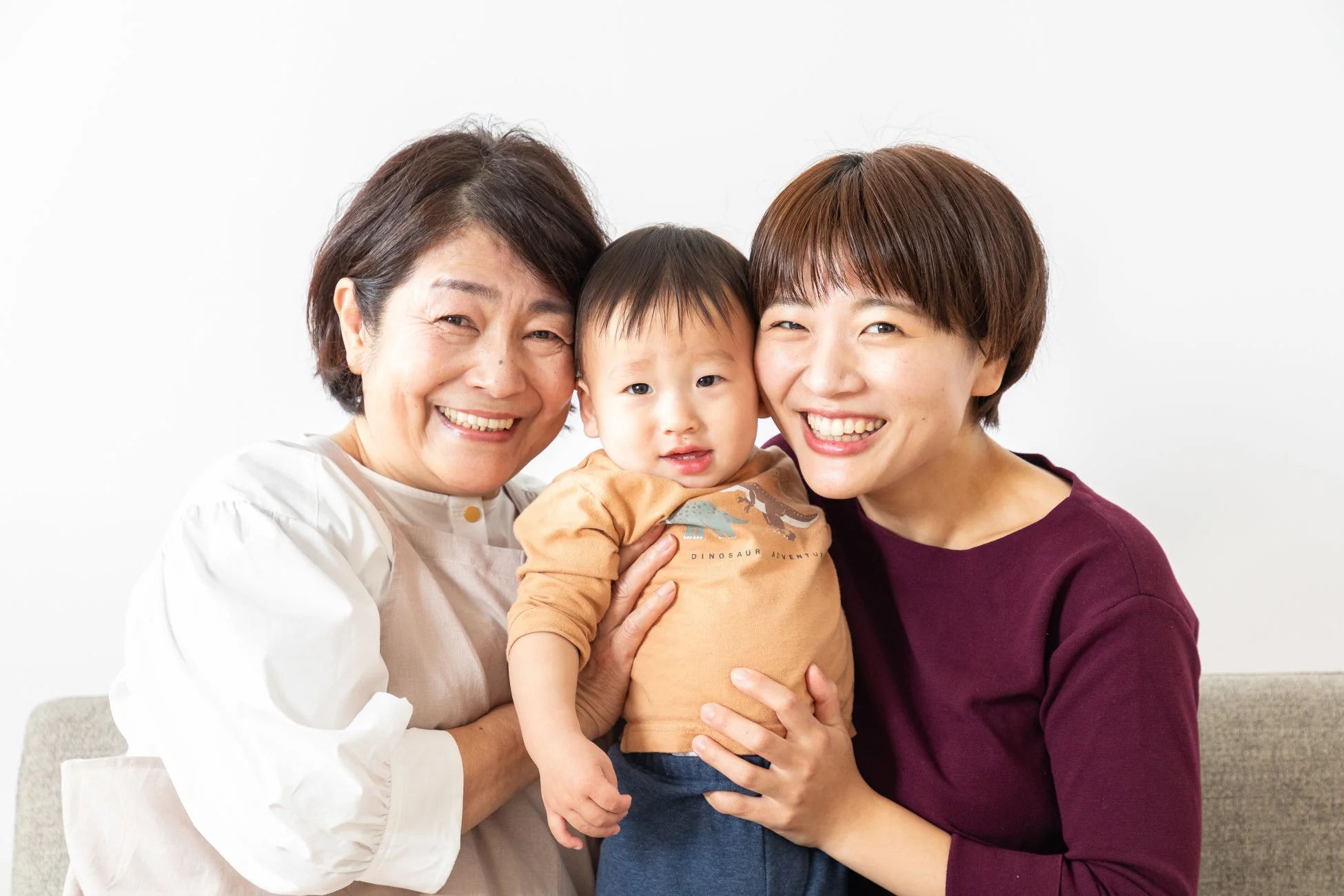 三世代家族の笑顔のポートレート