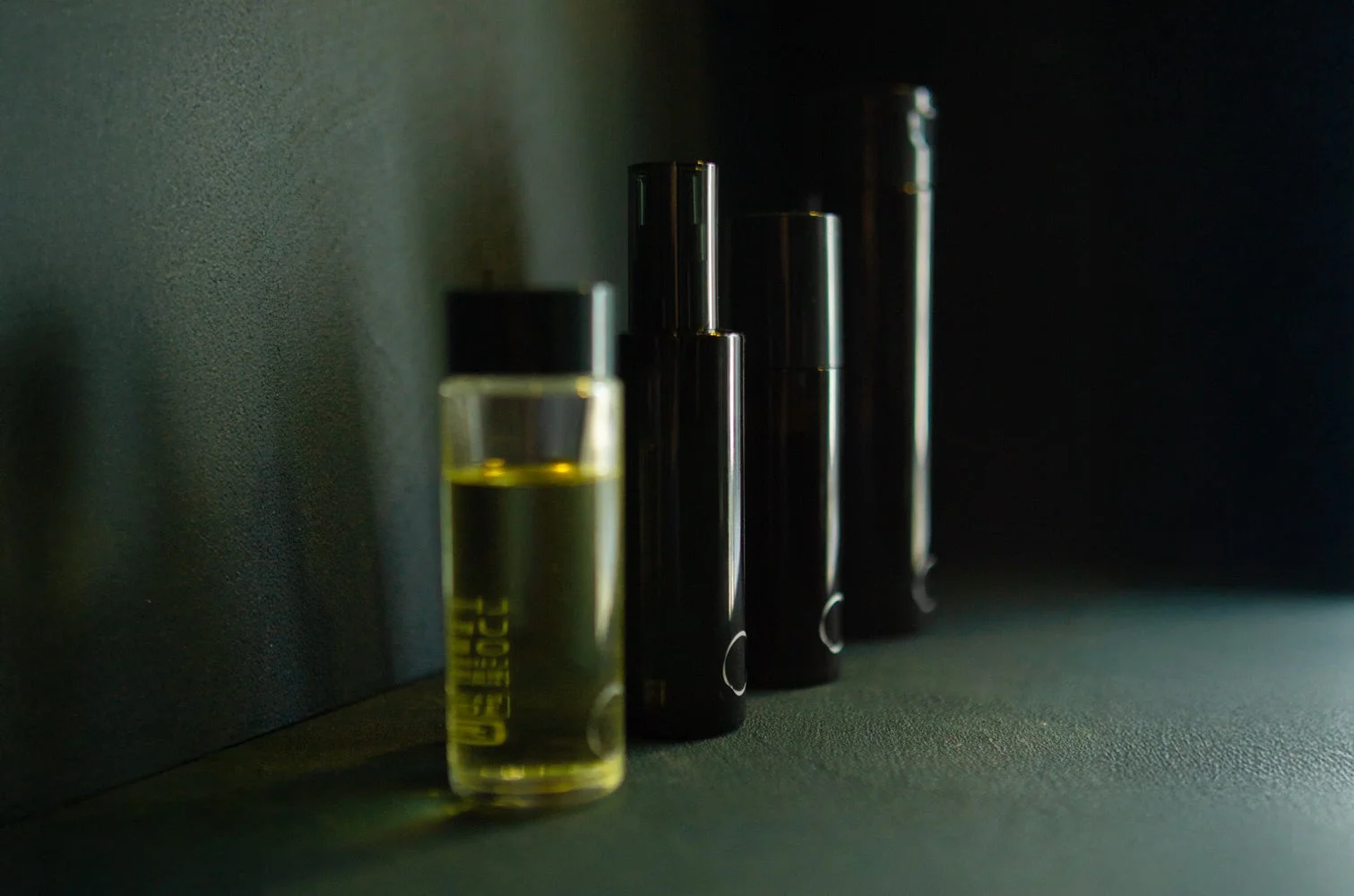 LHOOQの化粧品ボトル