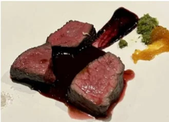 美しく盛り付けられた無角和種料理