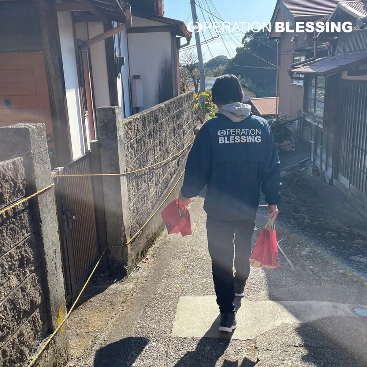 赤い袋を持って歩く人