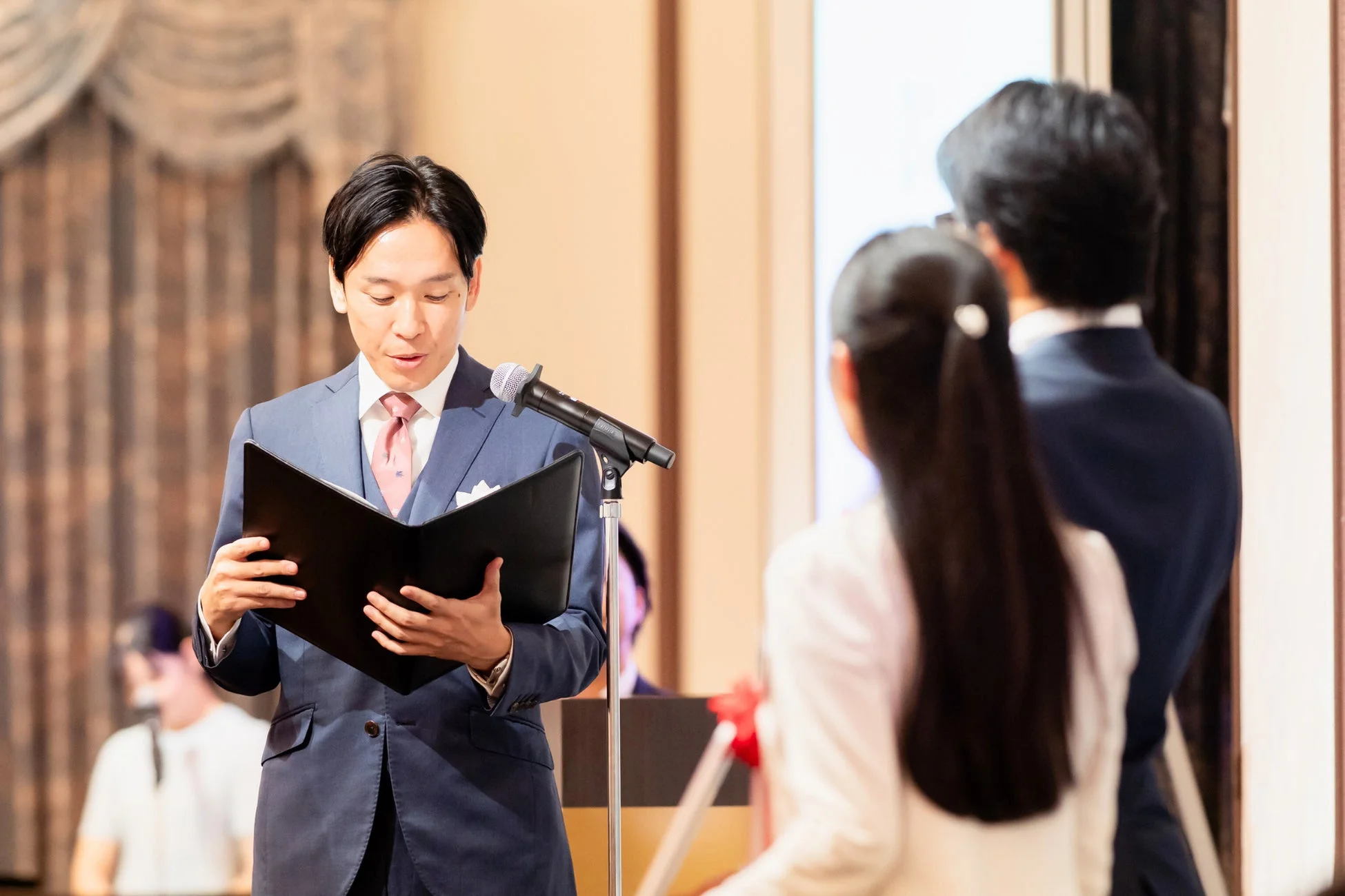 スピーチをする男性