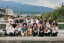 大勢の人が屋外で集合写真を撮っている様子