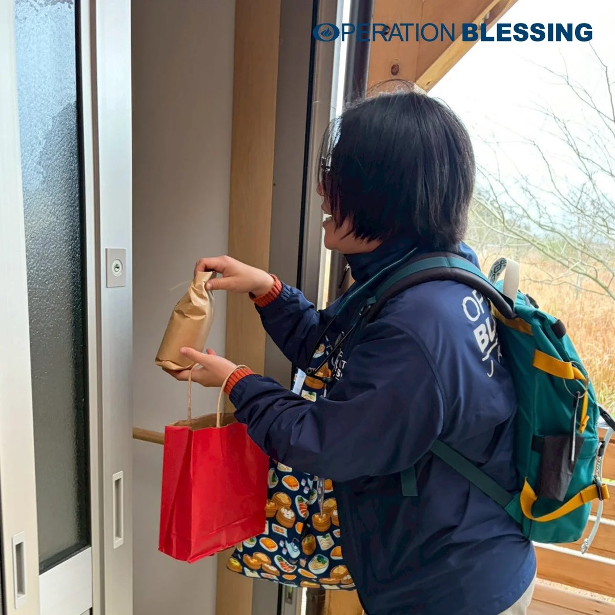 ドアの前で支援物資を持つ人