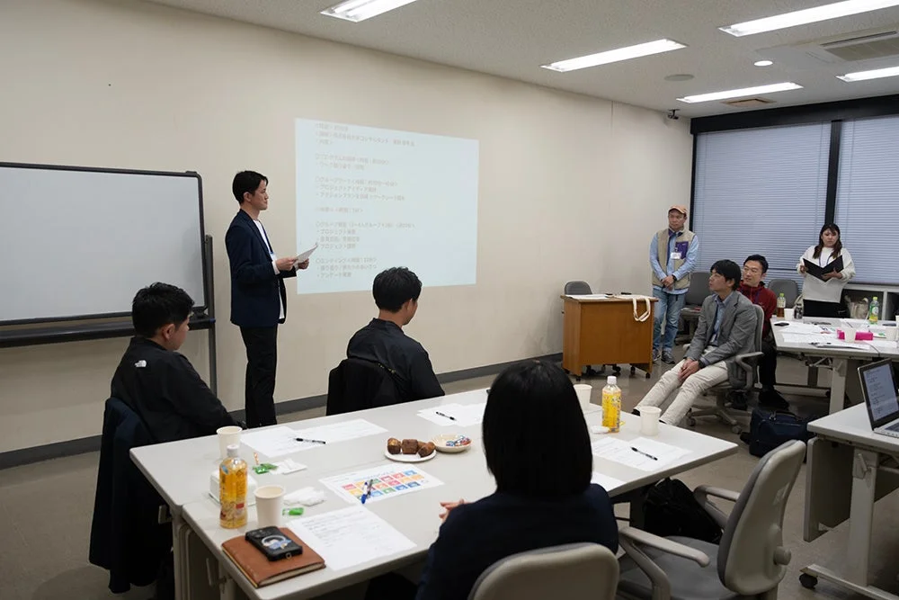 会議室でプレゼンテーションをする様子