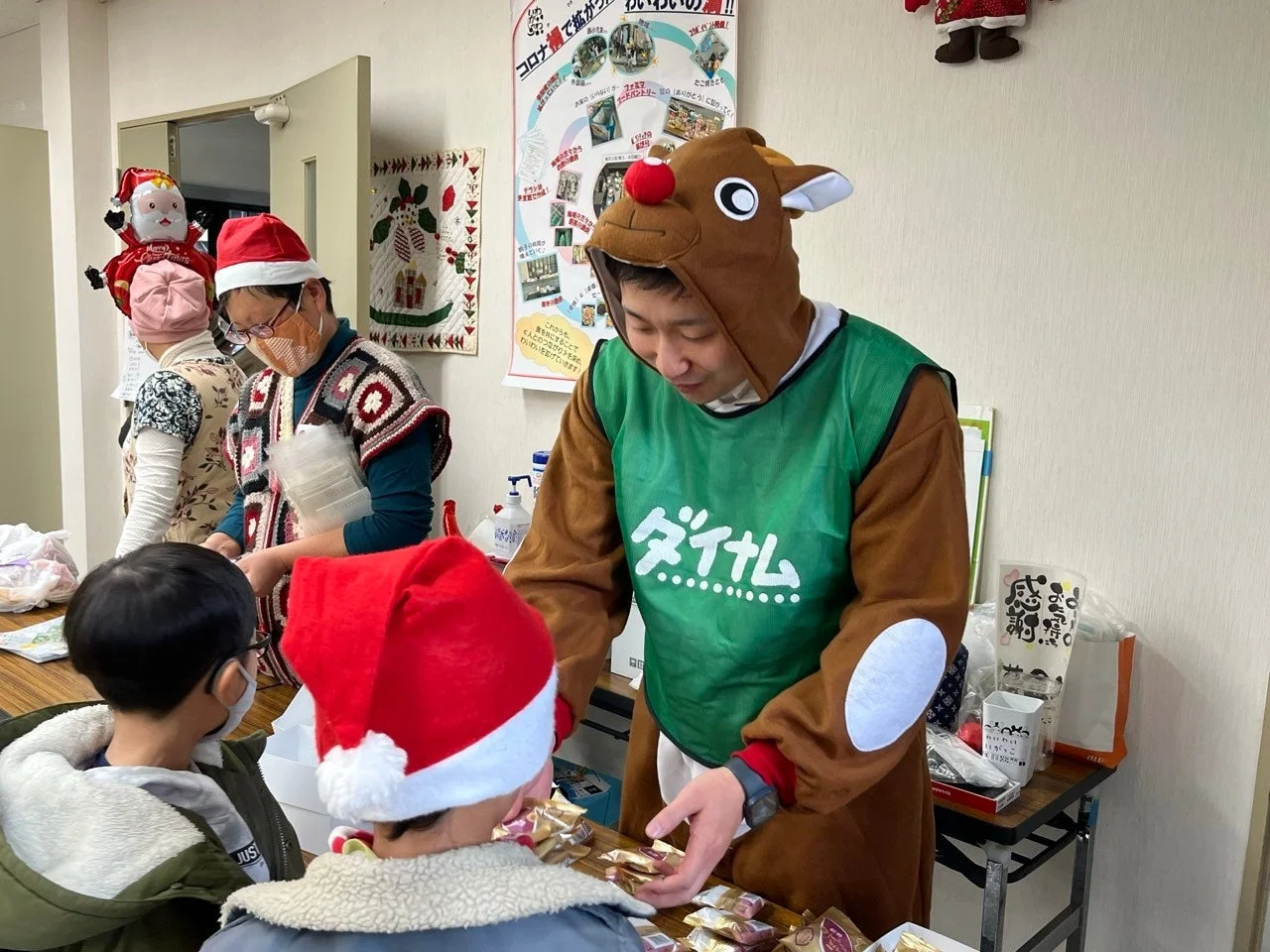 トナカイの着ぐるみと子供たち