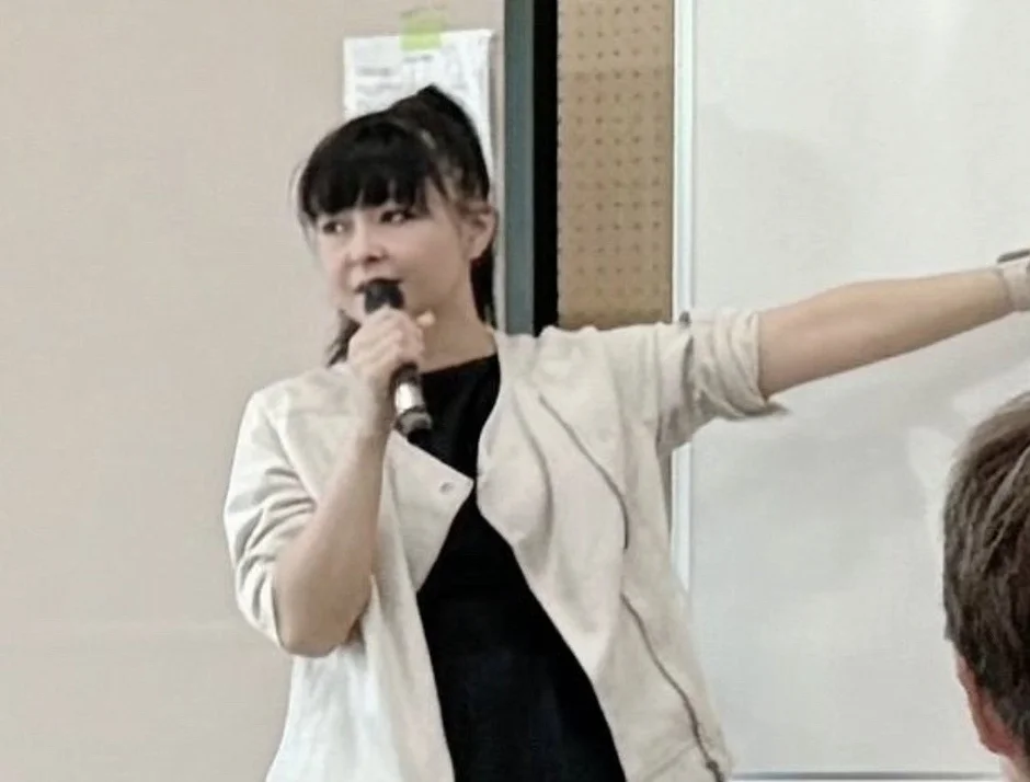 プレゼンテーションを行う望月紗貴代表理事