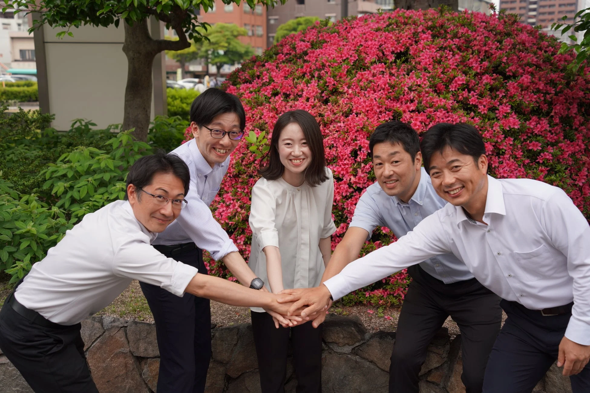 チームワーク、協力、笑顔のビジネスパーソン