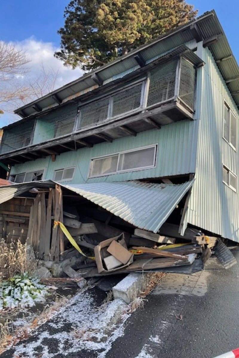 老朽化した建物の一部が大きく損壊し、瓦礫が散乱している様子