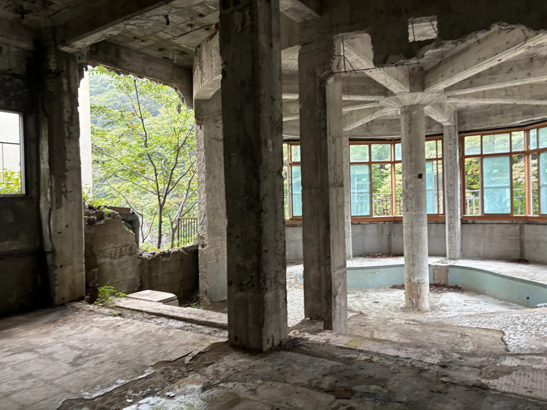 荒廃したコンクリート造りの建物内部