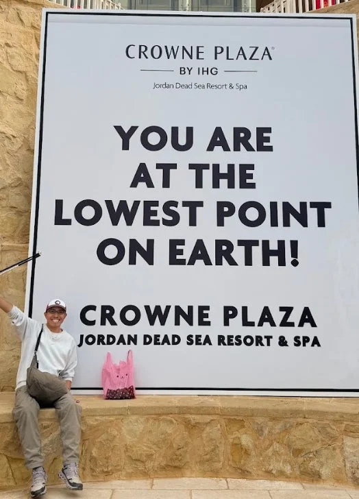 死海で記念撮影をする吉川氏